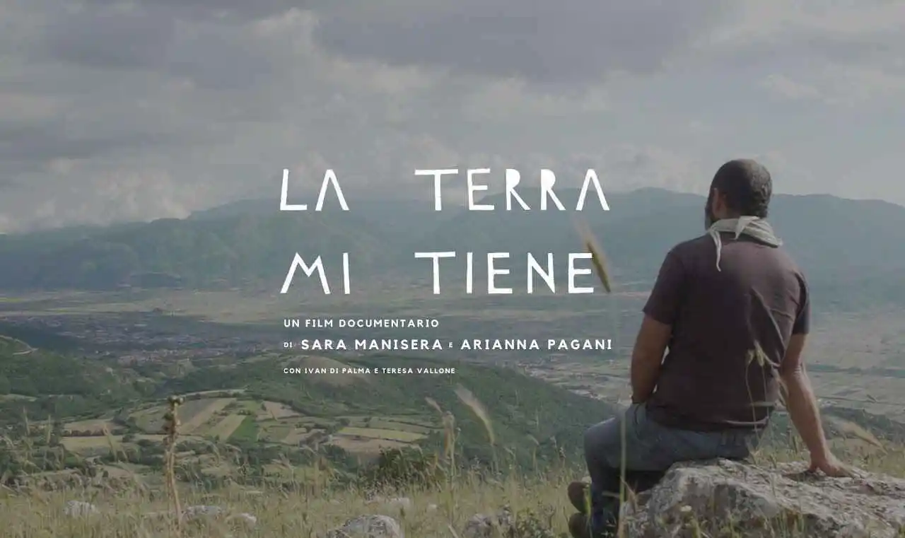 Locandina del documentario "La Terra Mi Tiene" di Sara Manisera (giornalista freelance vittima di Slapp) e Arianna Pagani.