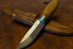 Coltello puukko con fodero e incisione