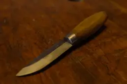 Coltello puukko con incisione